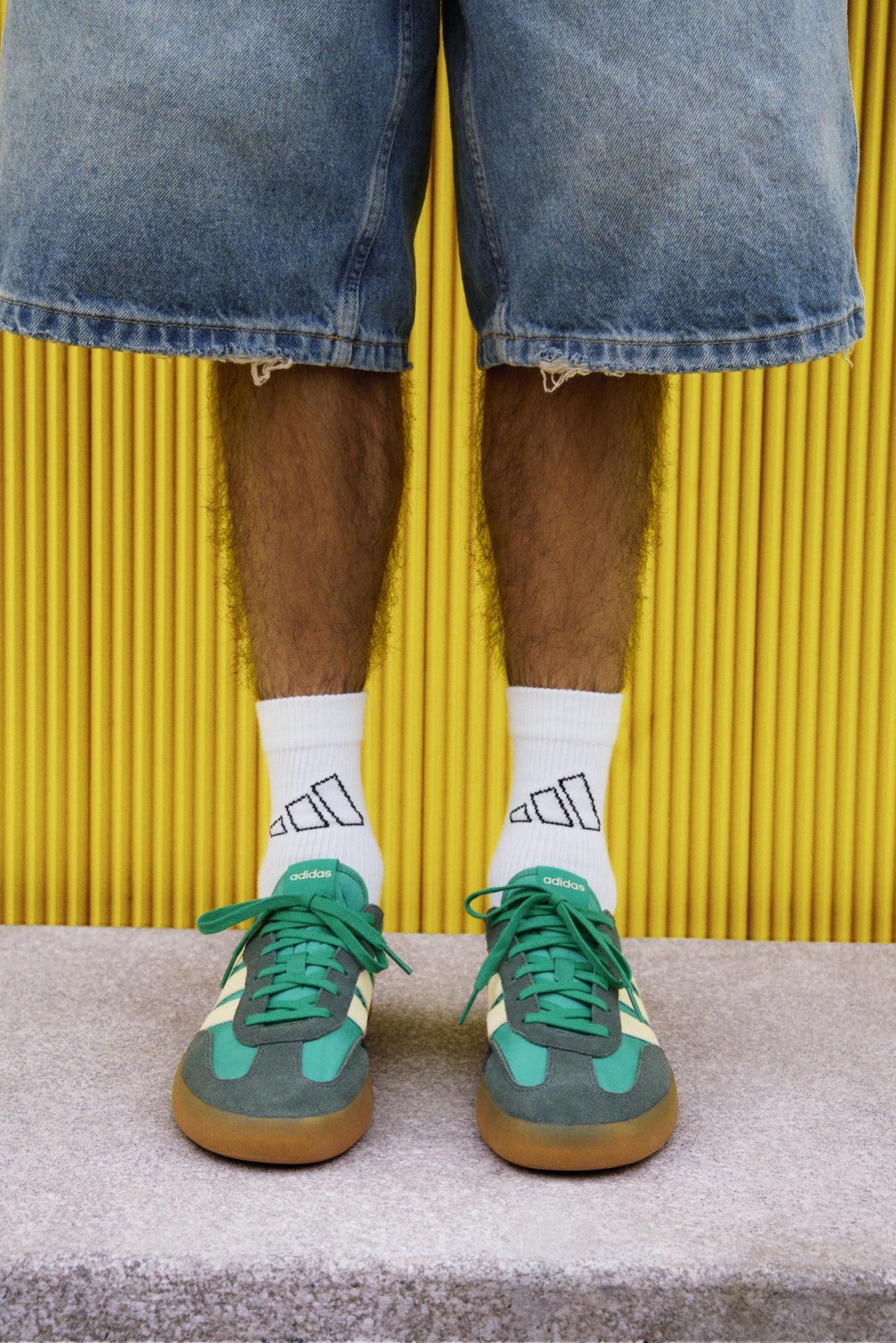Mężczyzna w kolorowych adidasach gazelle
