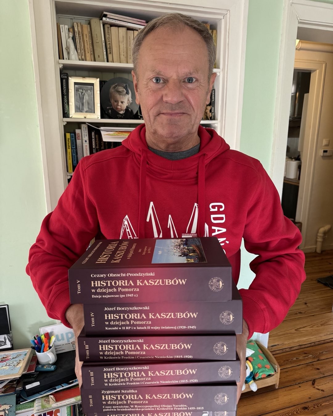 Donald Tusk w czerwonej bluzie