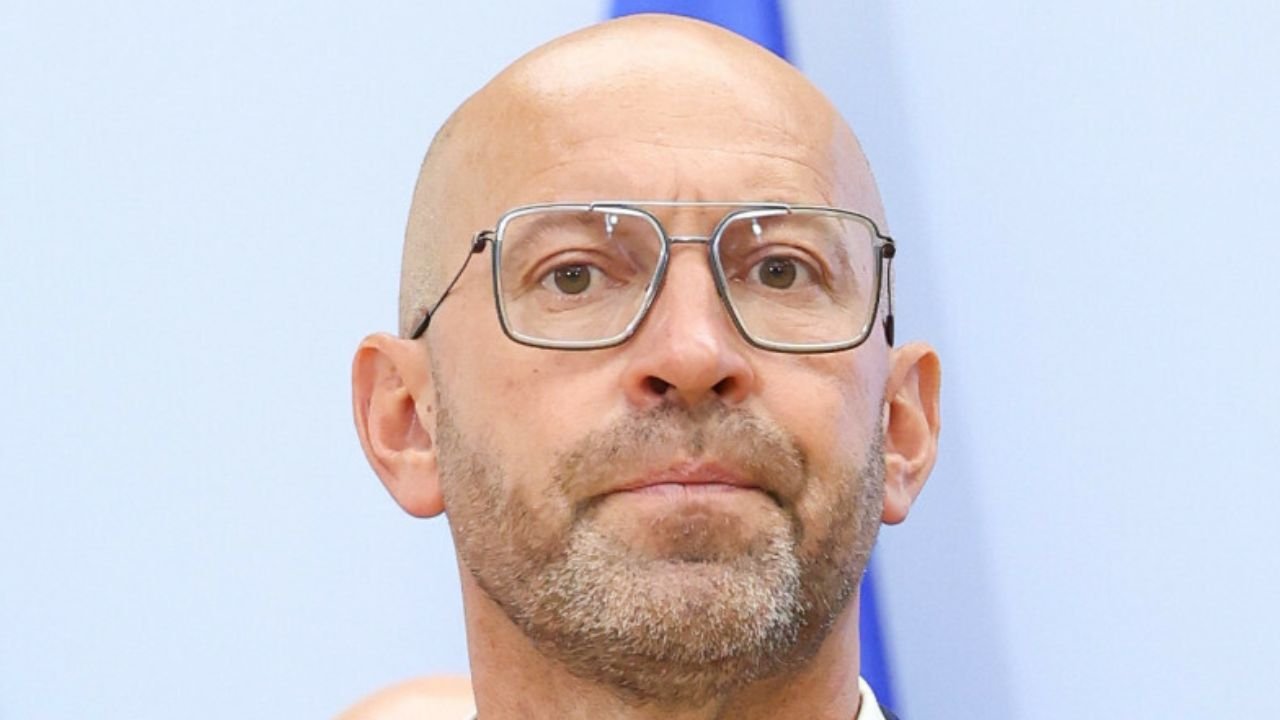Jakub zajmie się sportem. Nazywany jest Pitbullem Donka, a widzowie znają go z "Idola"