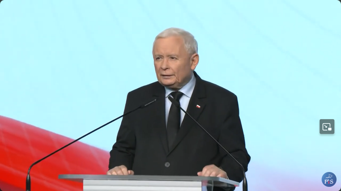 jaroslaw-kaczynski stoi na mównicy