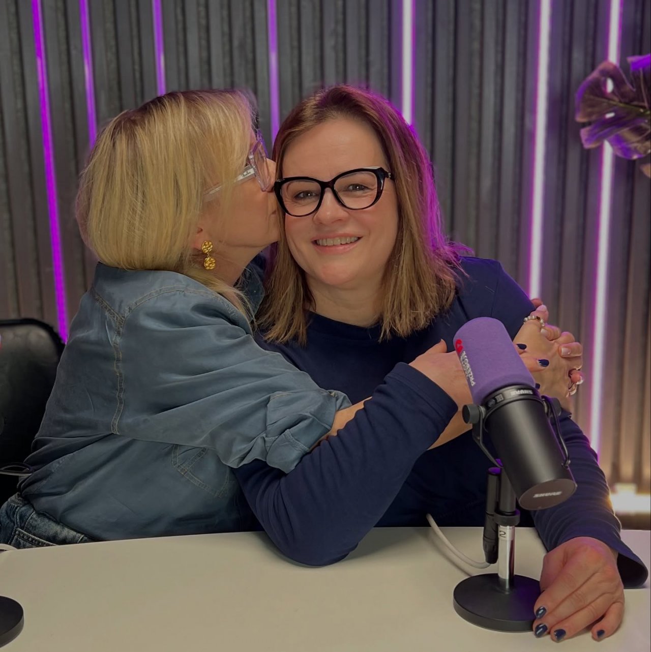Joanna Kołaczkowska, Marzena Rogalska przytulają się