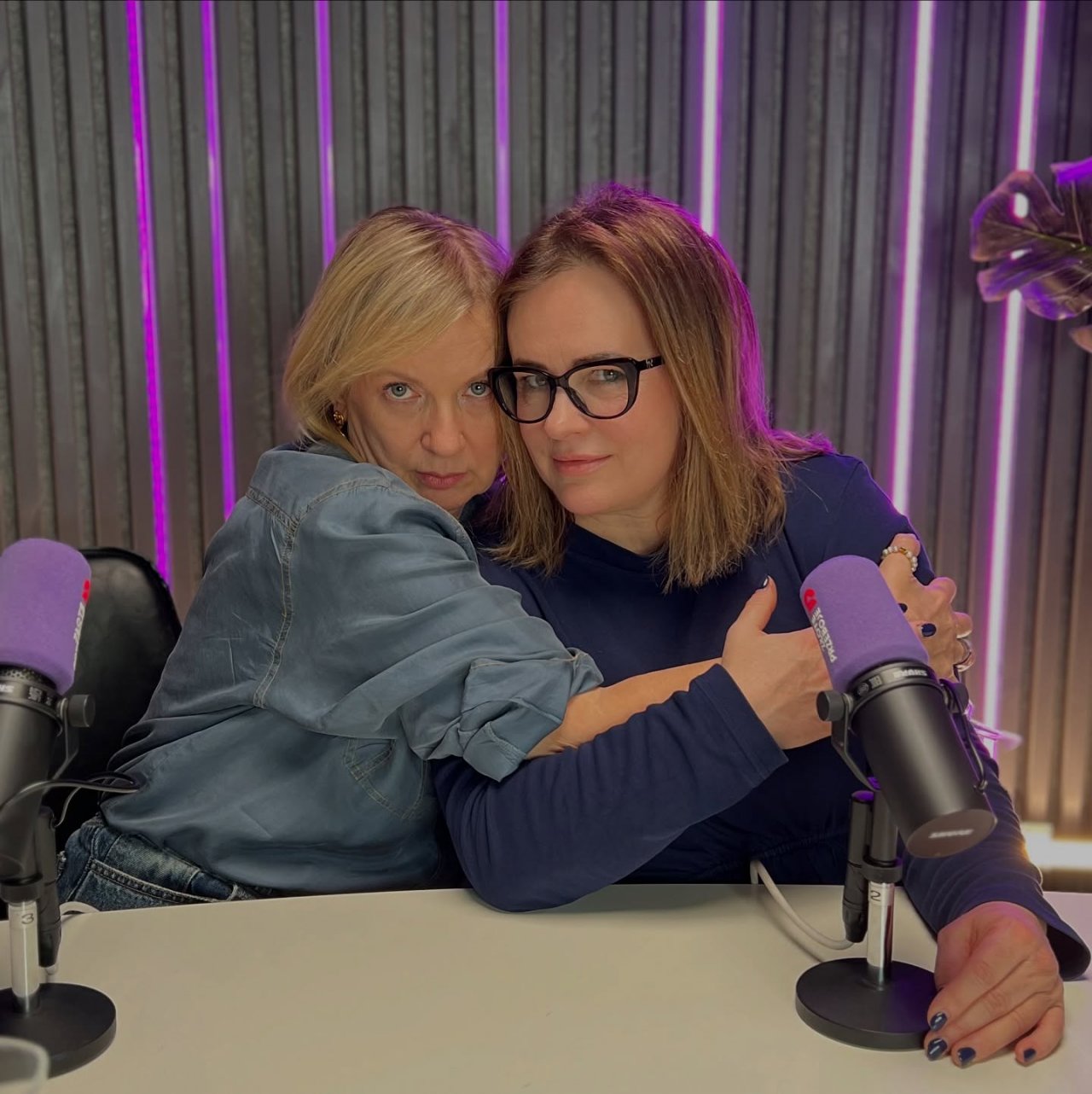 Joanna Kołaczkowska, Marzena Rogalska przytulają się