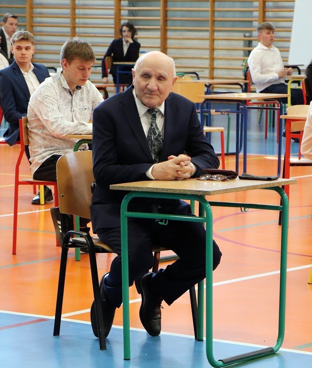 Pan Józef Peruga najstarszy maturzysta w Polsce siedzi w szkolnej ławce