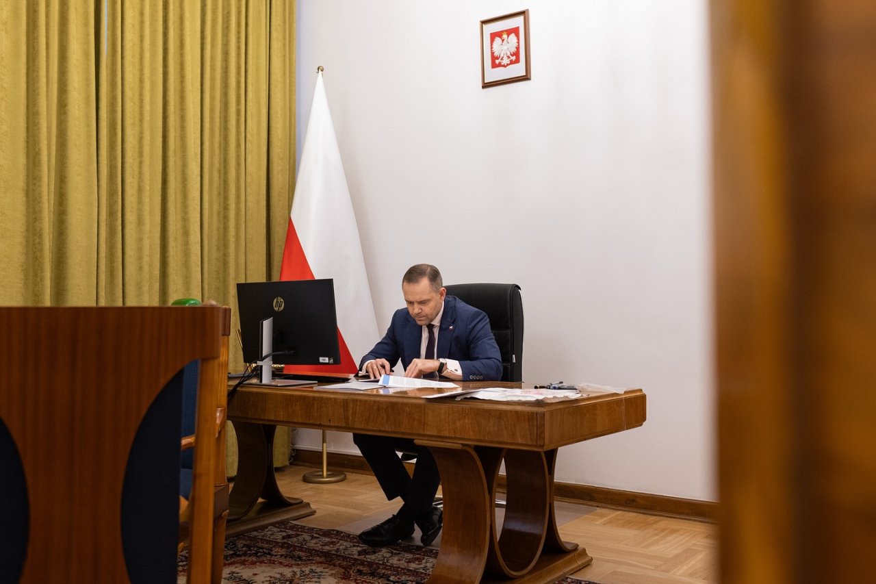 Karol Nawrocki za biurkiem