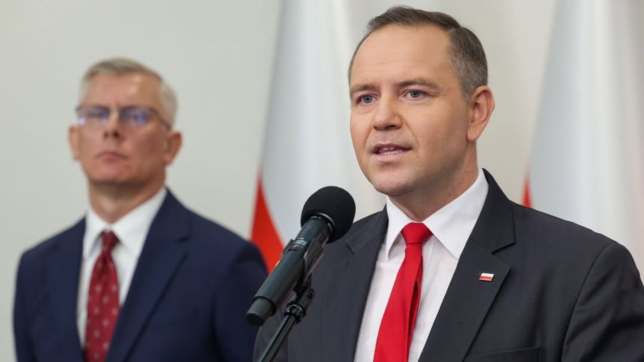 Karol już się szarogęsi i mówi, kto będzie siedział na stołkach, a kto nie. Riposta antyfana pozamiatała wszystko [wideo]