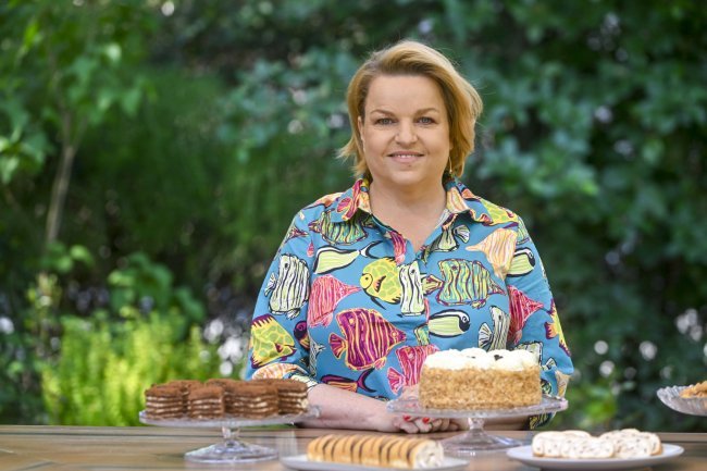 Katarzyna Bosacka z tortem.