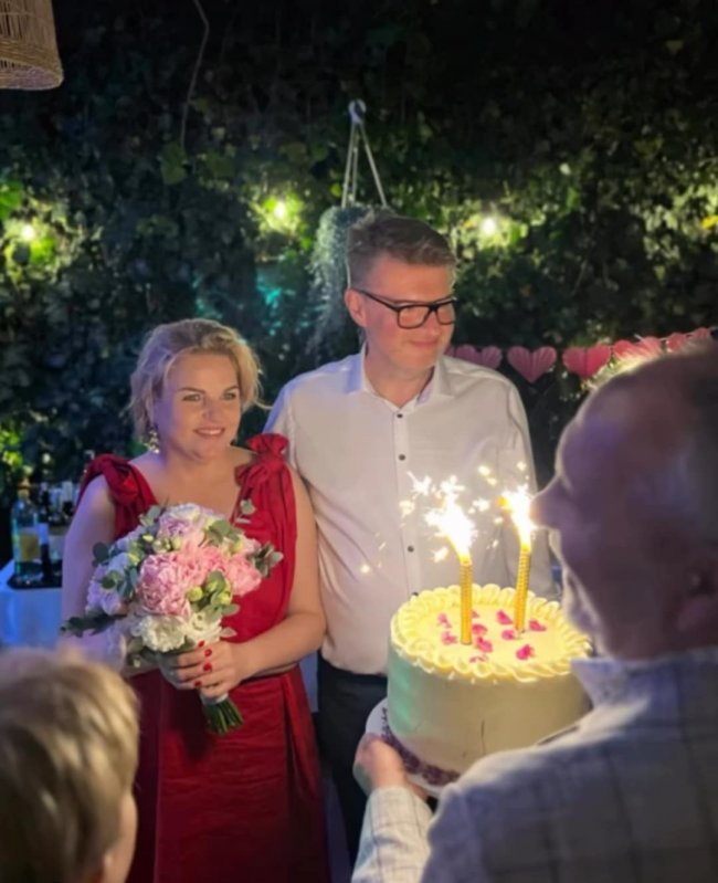 Katarzyna Bosacka na weselu z mężem przy torcie