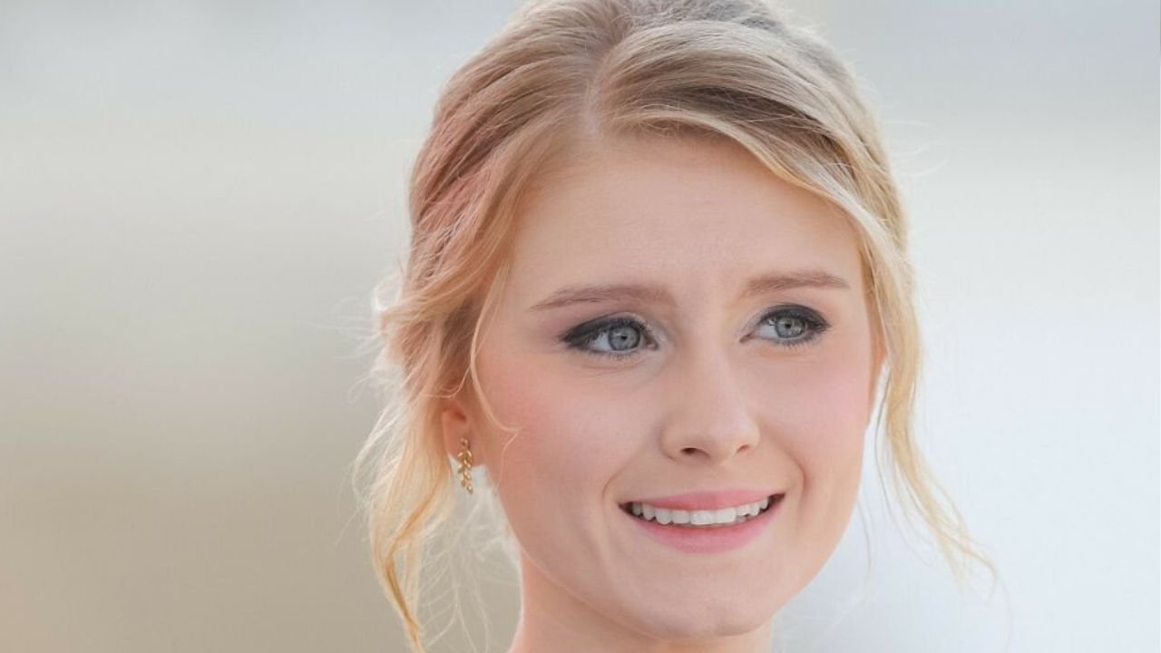 Oficjalne zdjęcie Kingi Dudy w ślubnej stylizacji. Przed ołtarzem wyglądała spektakularnie