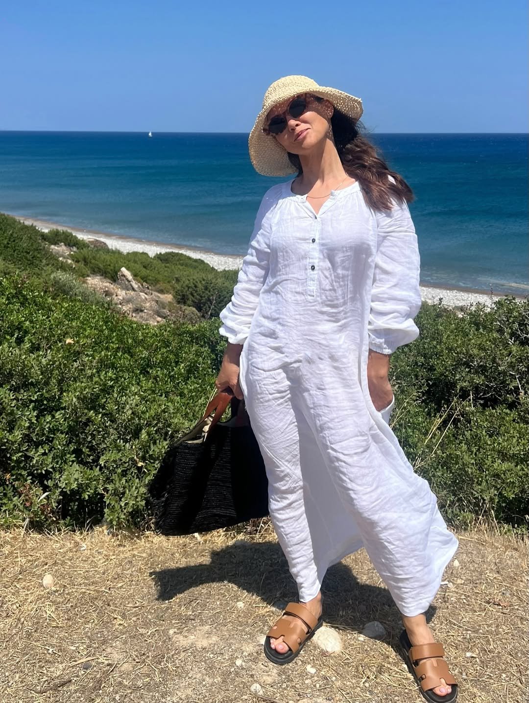 Kinga Rusin w białym komplecie i kapeluszu