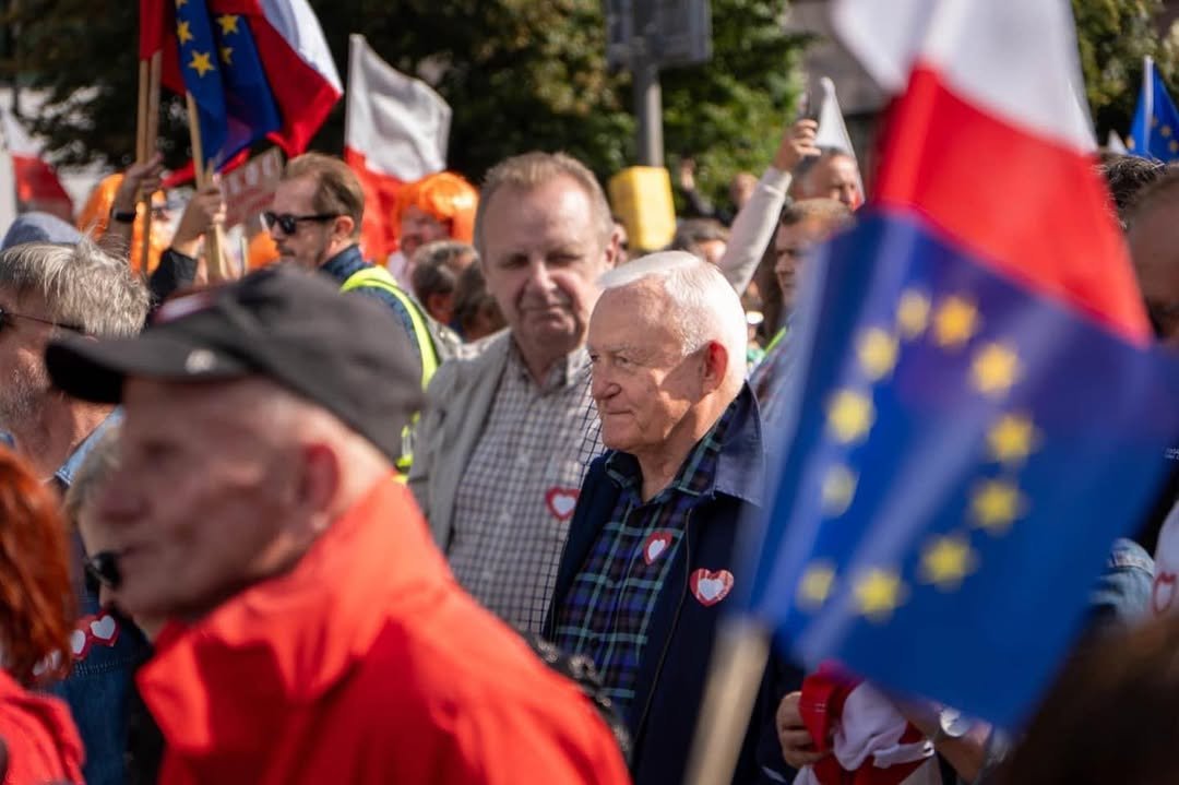 Leszek Miller w tłumie na wiecu wyborczym