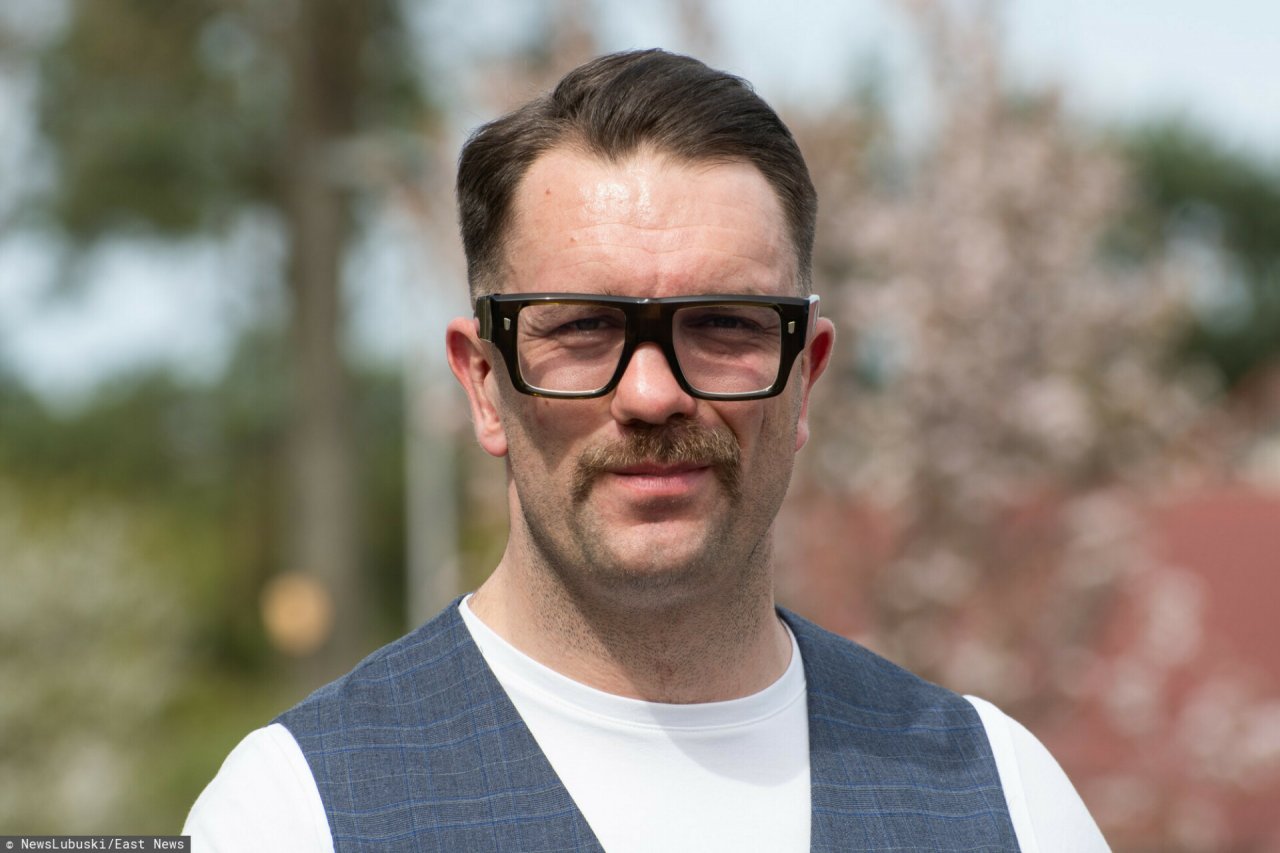 Łukasz Mejza w okularach