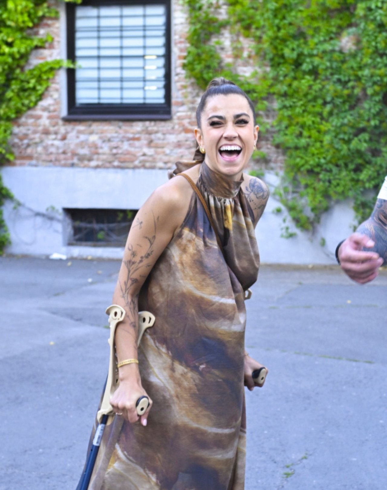 Roześmiana Maja Hyży o kulach