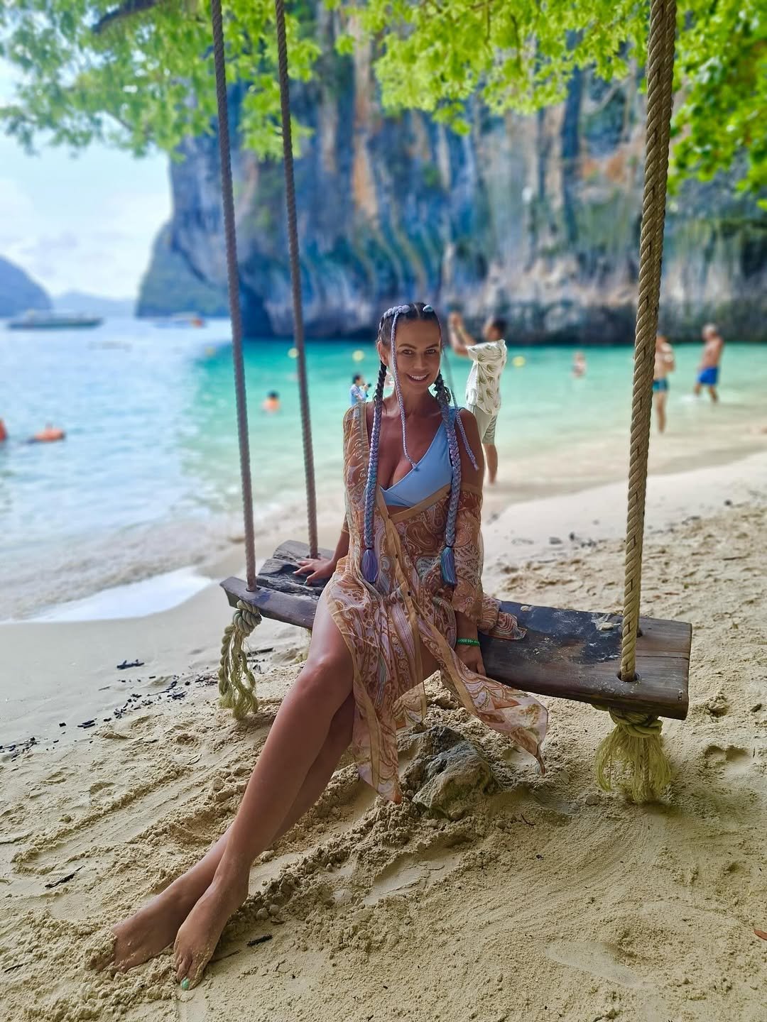 Maja Rutkowski w kostiumie na plażowej huśtawce w Tajlandii