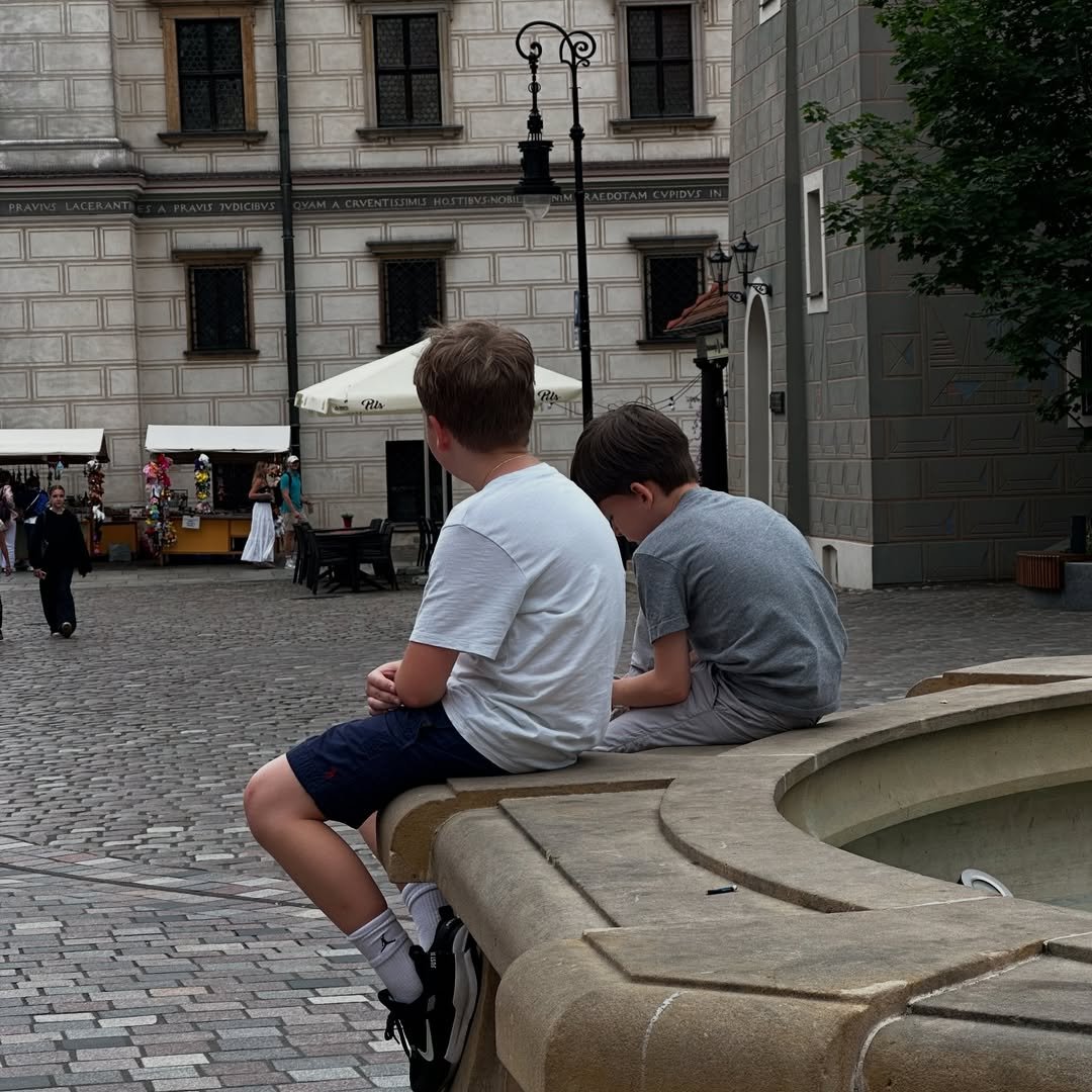 syn małgorzaty kożuchowskiej siedzi przy fontannie