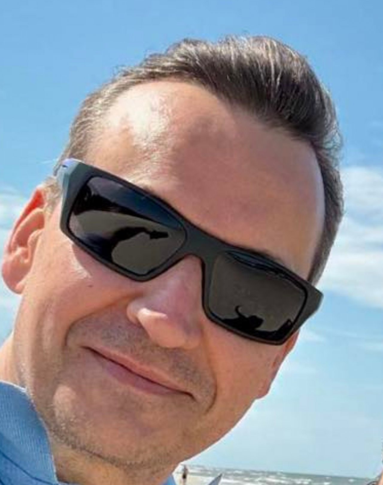 Mateusz Morawiecki w okularach przeciwsłonecznych