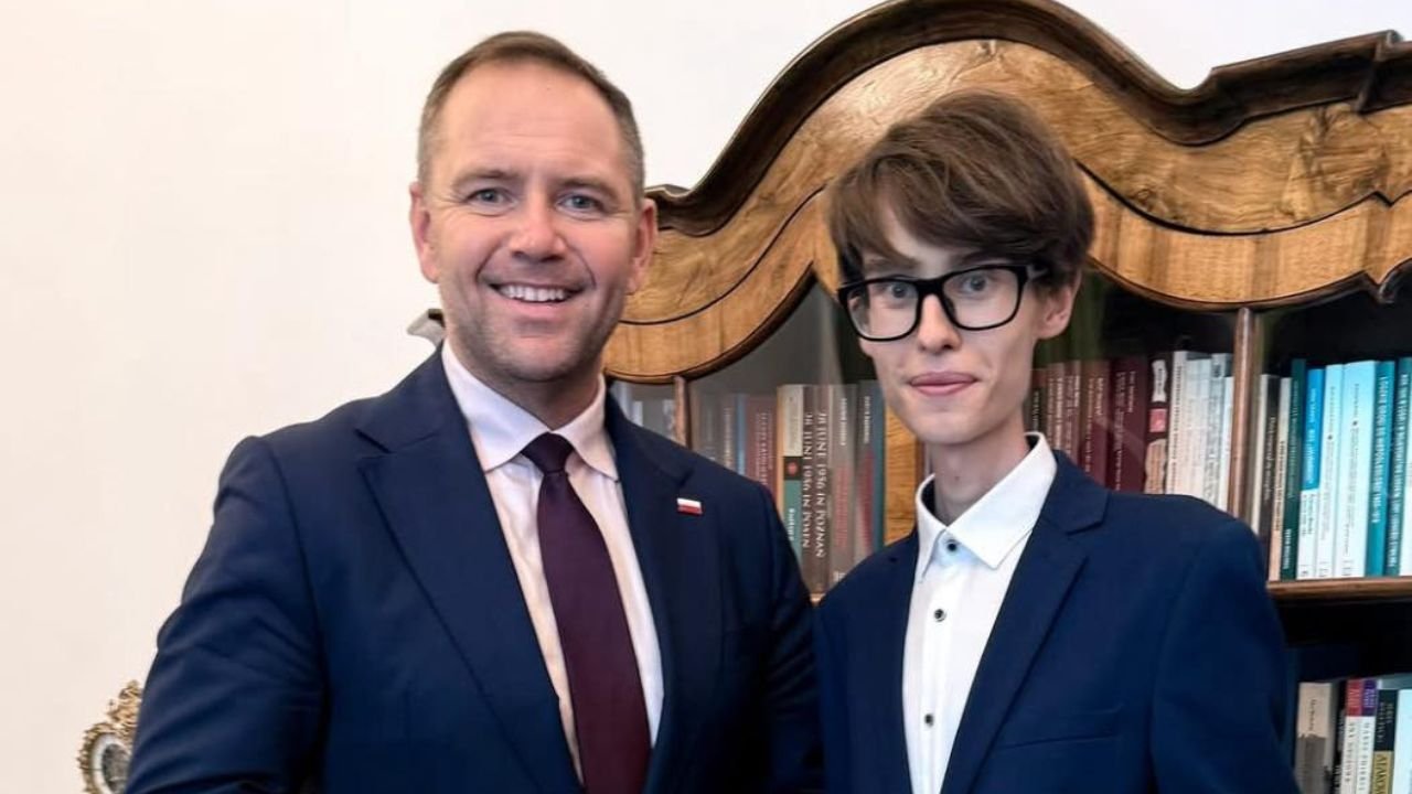 Oskarek opala się w blasku Karola. Przez jedno fatalne słowo zaliczył wpadkę życia