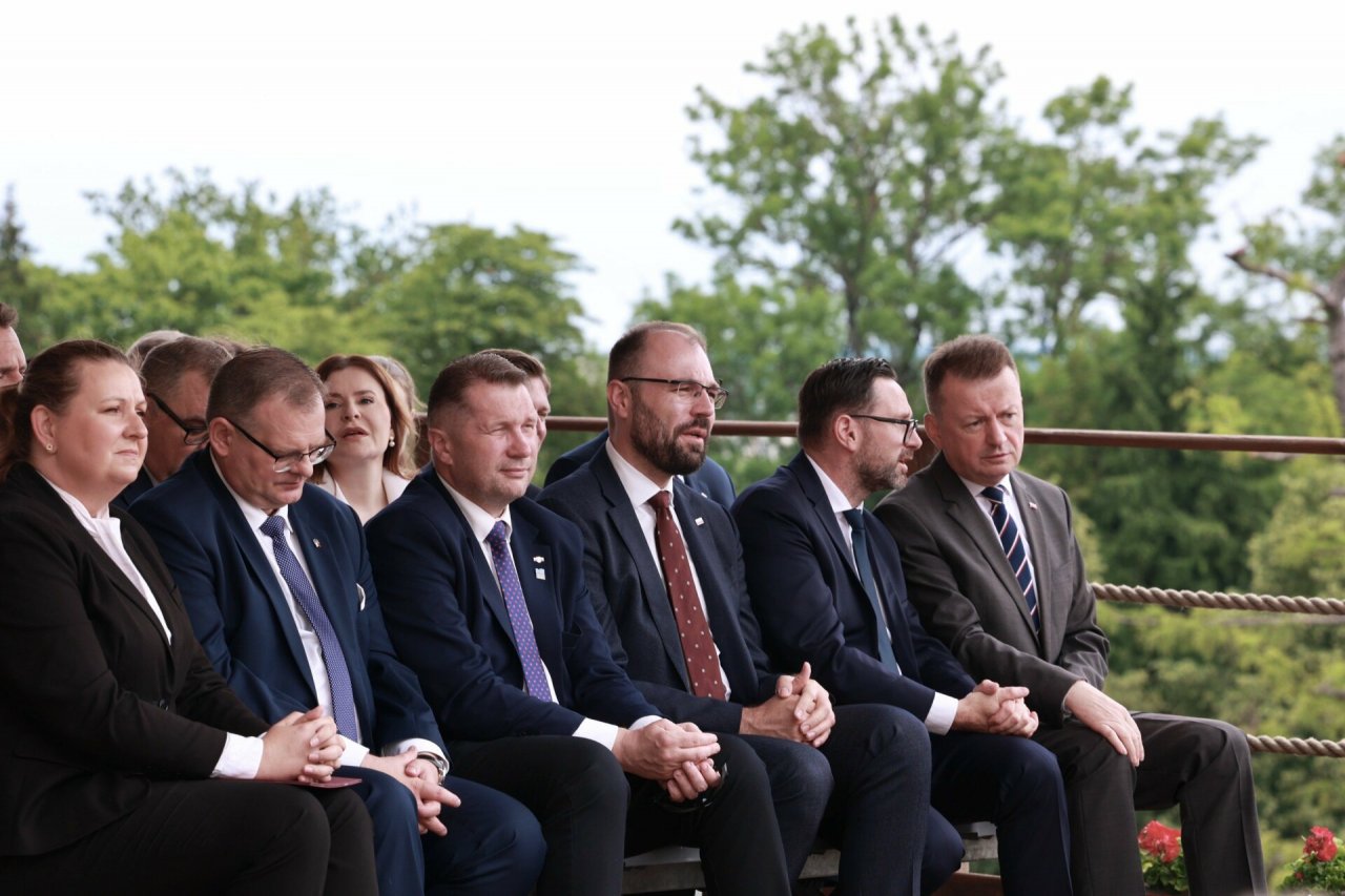 politycy pis siedzą na krzesłach w rzędzie