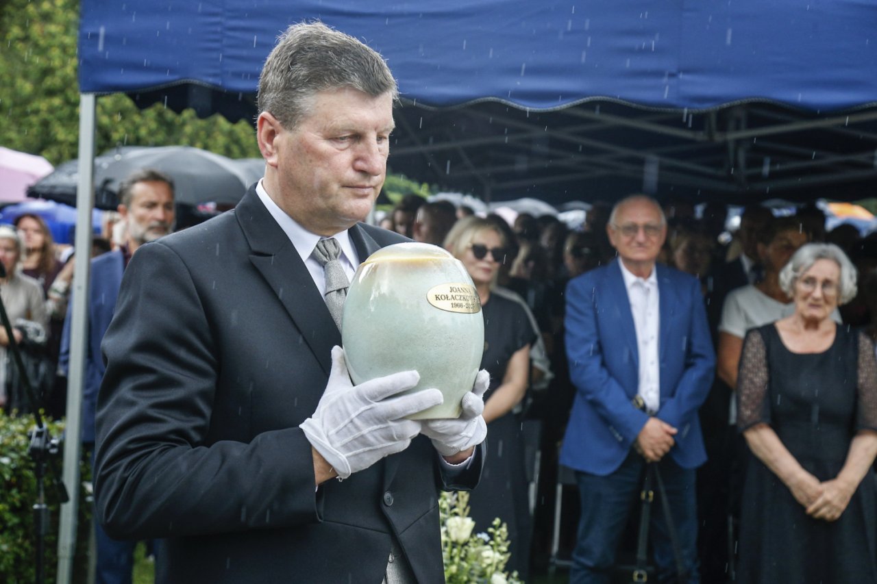 pogrzeb Joanny Kołaczkowskiej, urna z prochami