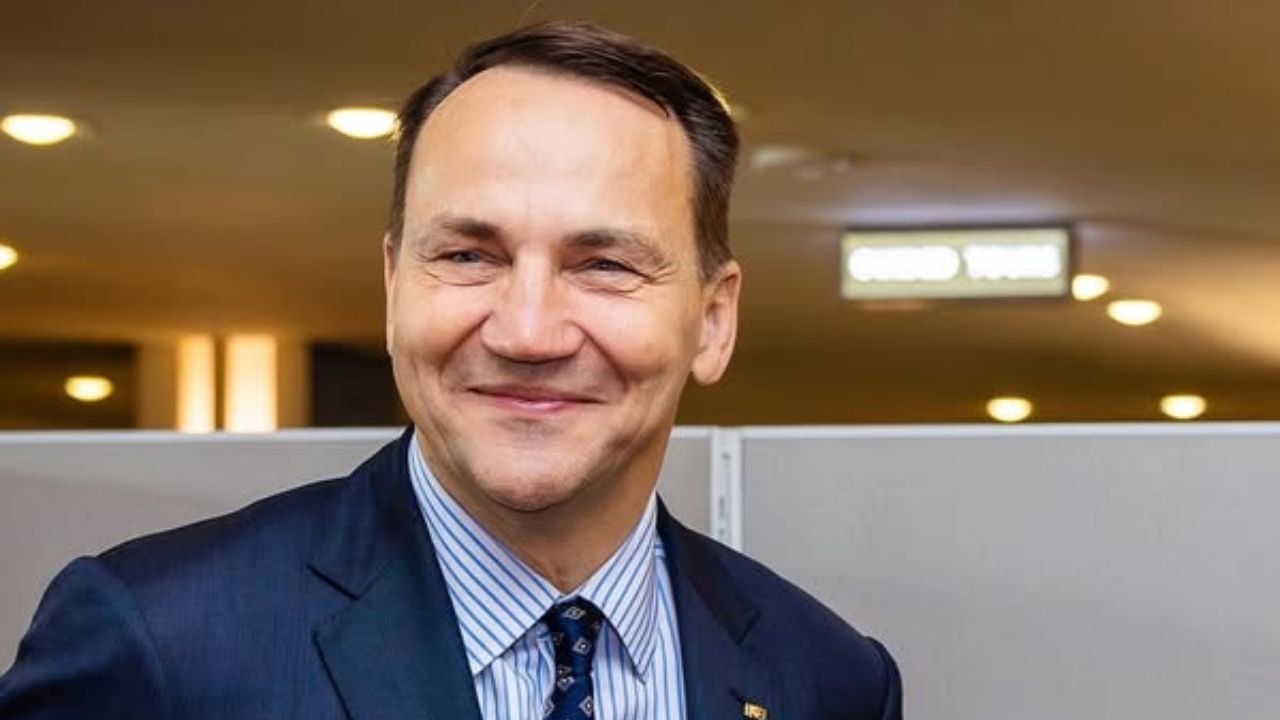 Radek kapitalnie zakasował reportera TV "R". Jednym zdaniem pokazał mu, jak powinno wyglądać rzetelne dziennikarstwo [wideo]