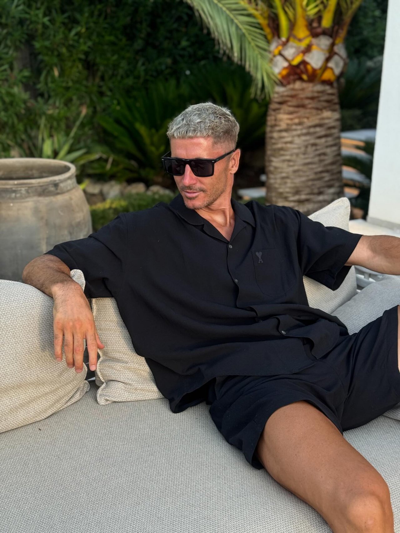 Robert Lewandowski w czarnym stroju i blond włosach