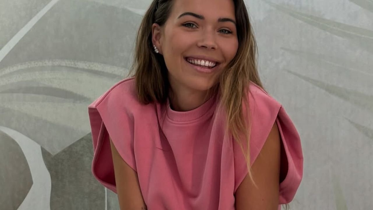 Sandra Kubicka w odważnym i mocno wyciętym stroju siedzi po turecku. Zarzuciła też chustę na głowę. Ktoś pisze: "Babuleńka"