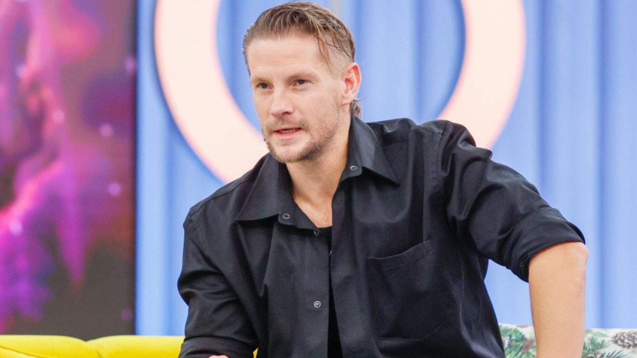 zbliżenie na twarz sebastiana fabijańskiego