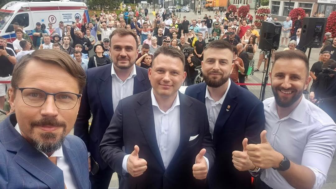 Sławomir Mentzen z kolegami w czasie wiecu