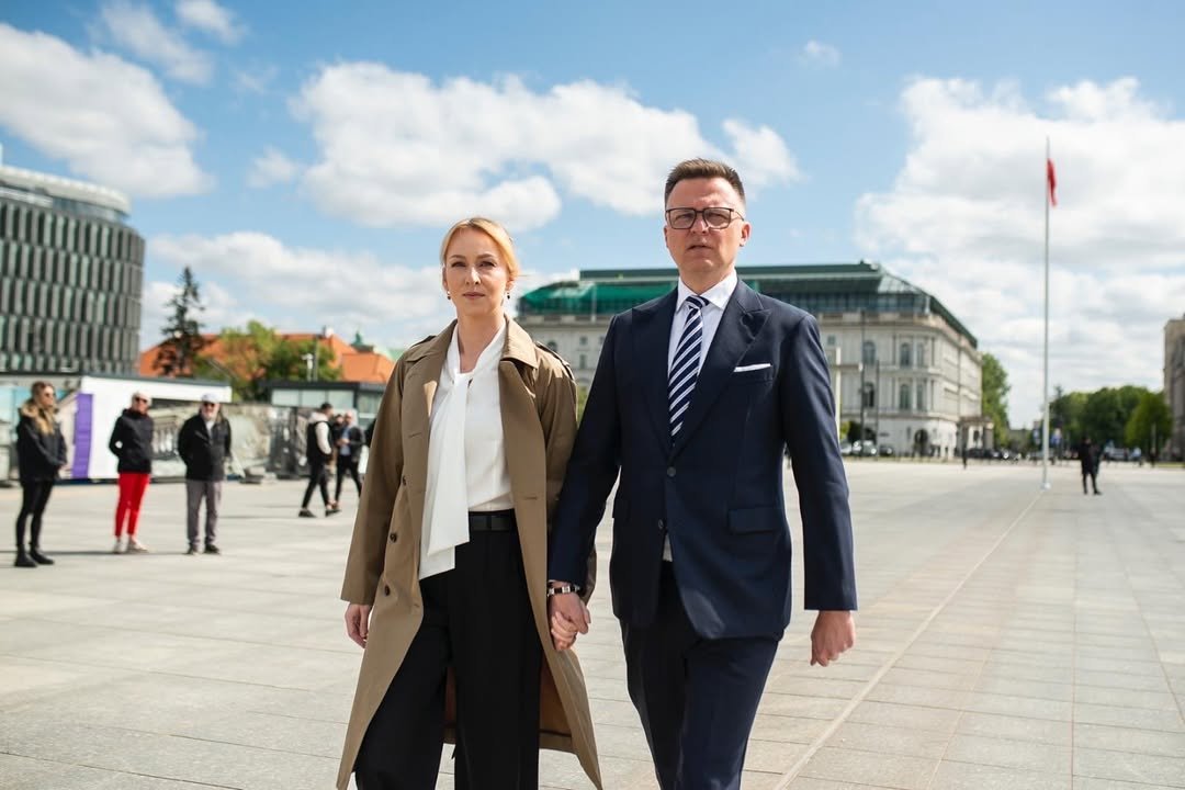 Szymon Hołownia za rękę z żoną Urszulą Brzezińską-Hołownia
