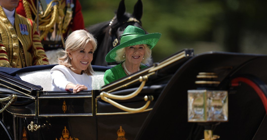 Brigitte Macron z królową Camillą w czasie wizyty na dworze brytyjskim