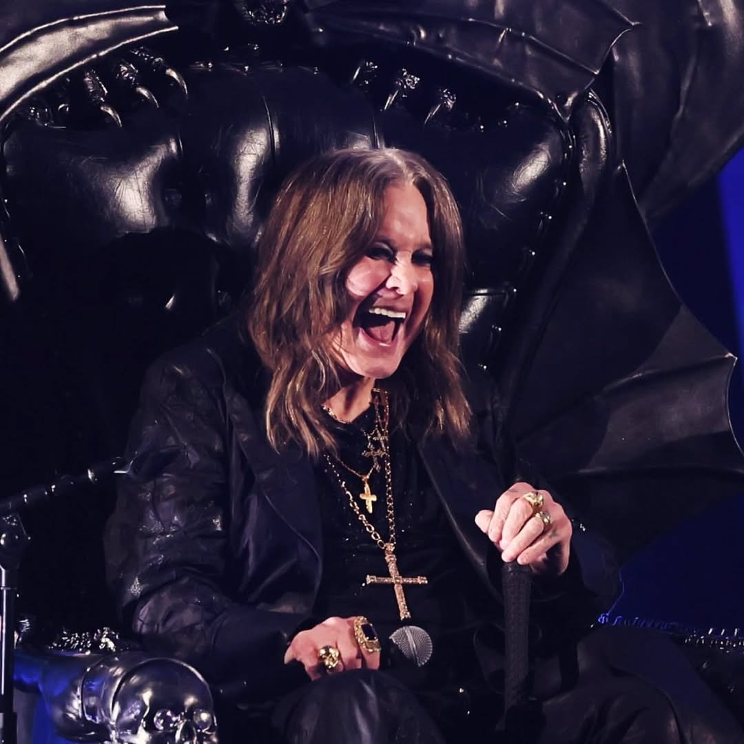 Ozzy Osborne na czarnym tronie w czasie ostatniego koncertu 2025