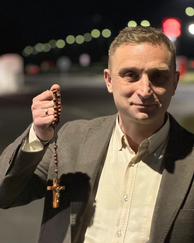 Robert Bąkiewicz trzyma różaniec w ręku