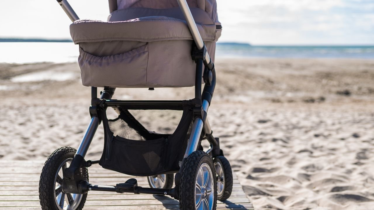 pusty dziecięcy wózek