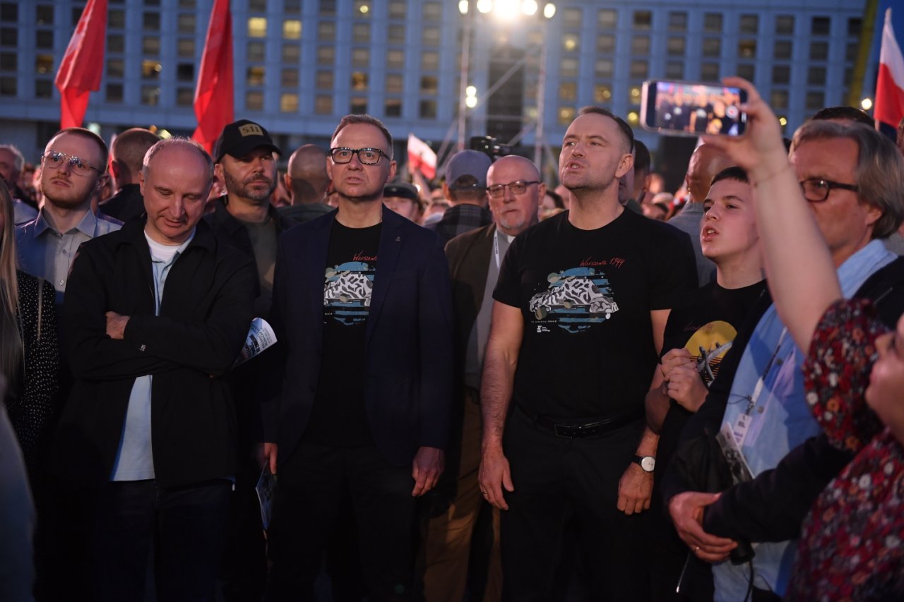 Andrzej Duda i karol Nawrocki  czasie koncertu z okazji obchodów Powstania Warszawskiego
