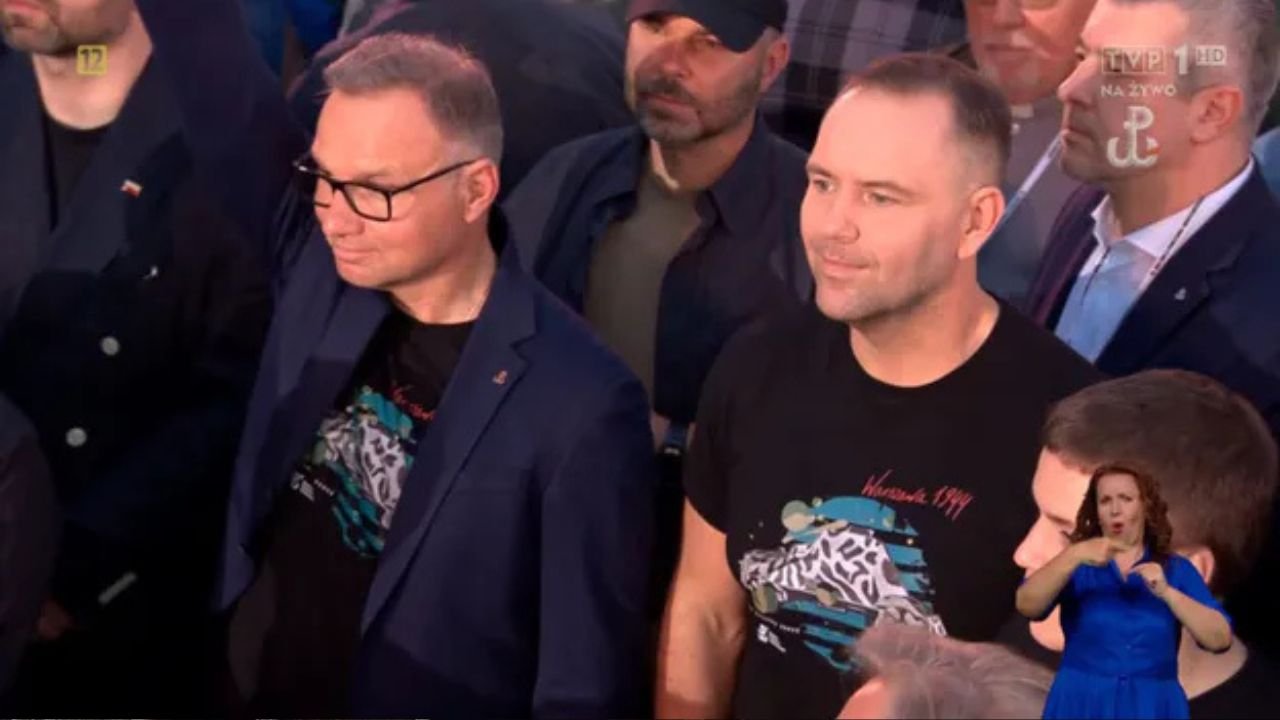 ANdrzej Duda i Karol Nawrocki wspólnie na koncercie z okazji obchodów Powstania Warszawskiego