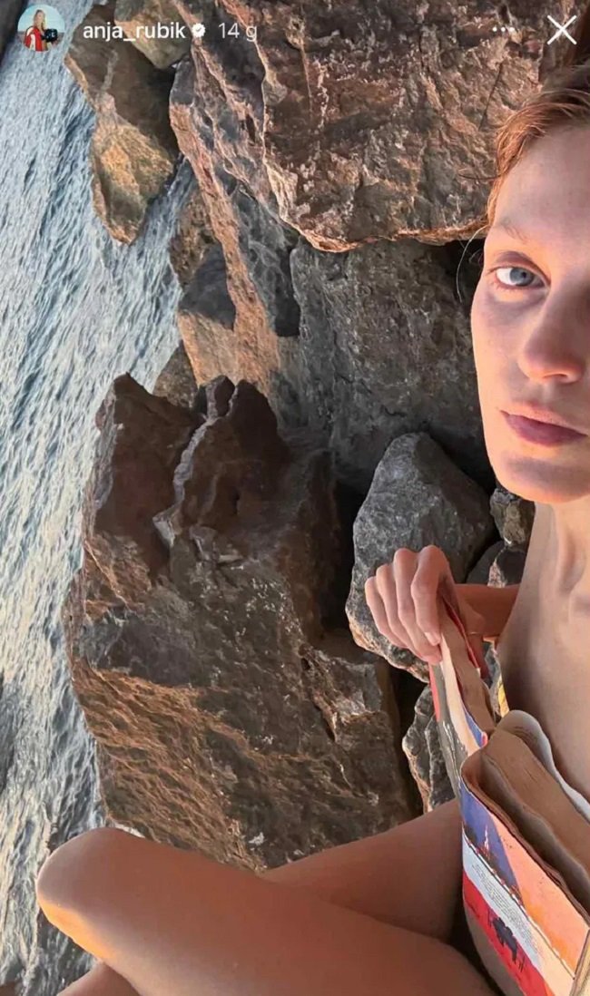 anja rubik pozuje topless