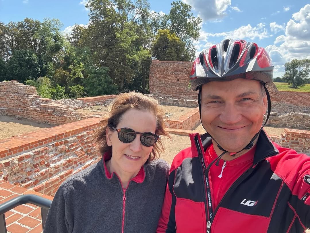 Radosław Sikorski i Anne Applebaum na rwerah