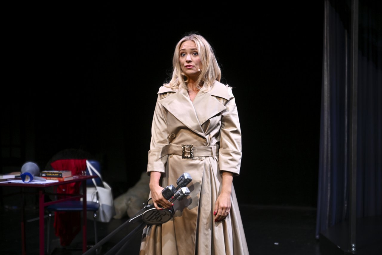 Barbara Kurdej-Szatan w beżowym płaszczu na scenie