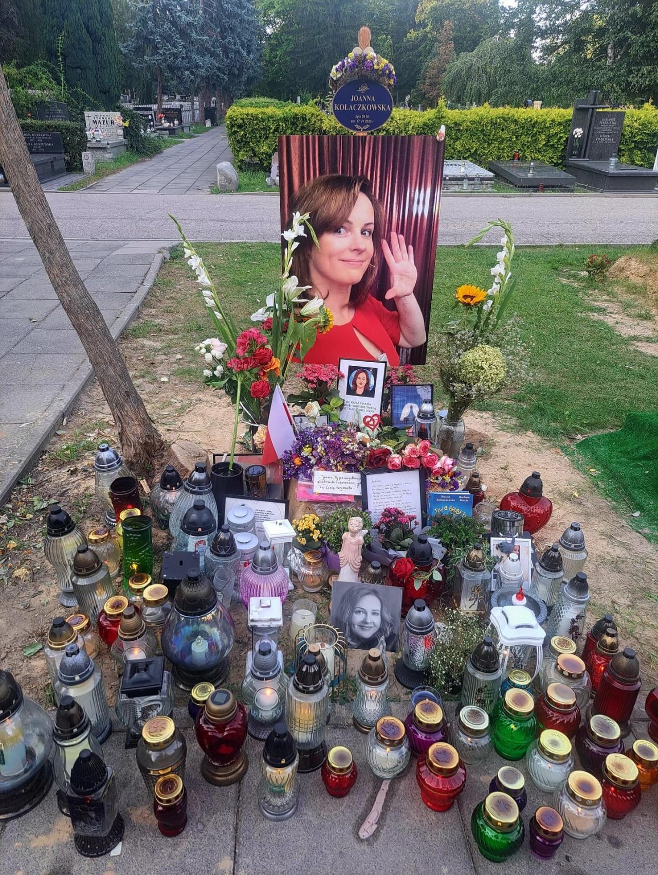 Grób Joanny Kołaczkowskiej z mnóstwem zniczy, bez pomnika