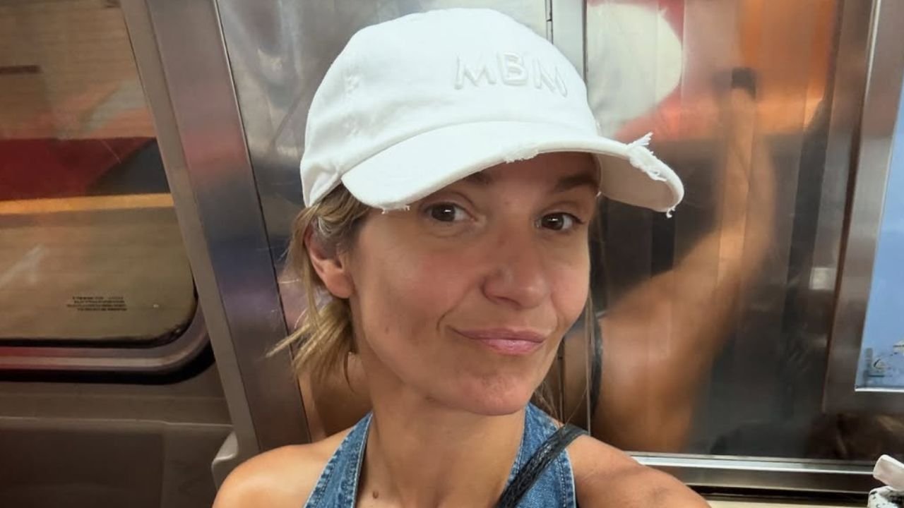 Joanna Koroniewska wypięła wyrzeźbiony brzuch w bikini. Internauci patrzą tylko na jedno: "44 KG MIĘŚNI" [zdjęcie]