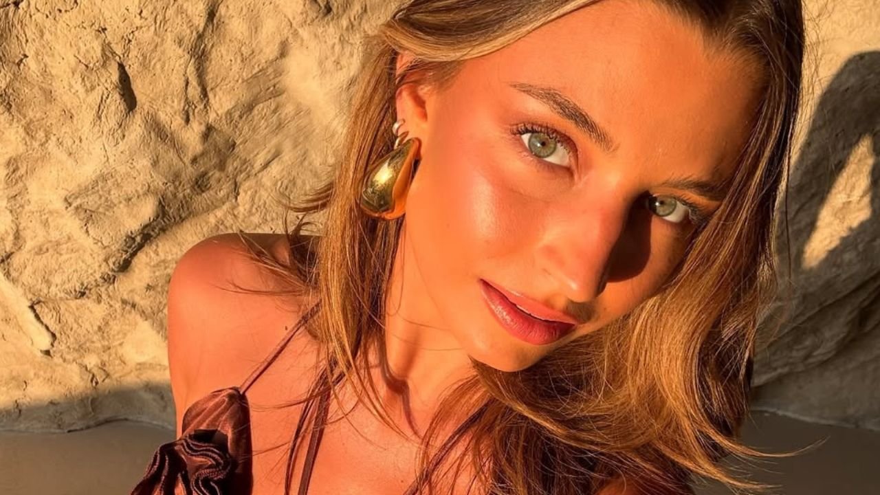 Julia Wieniawa z dekoltem do pępka eksponuje wdzięki. Kwiaty w newralgicznych miejscach robią wrażenie