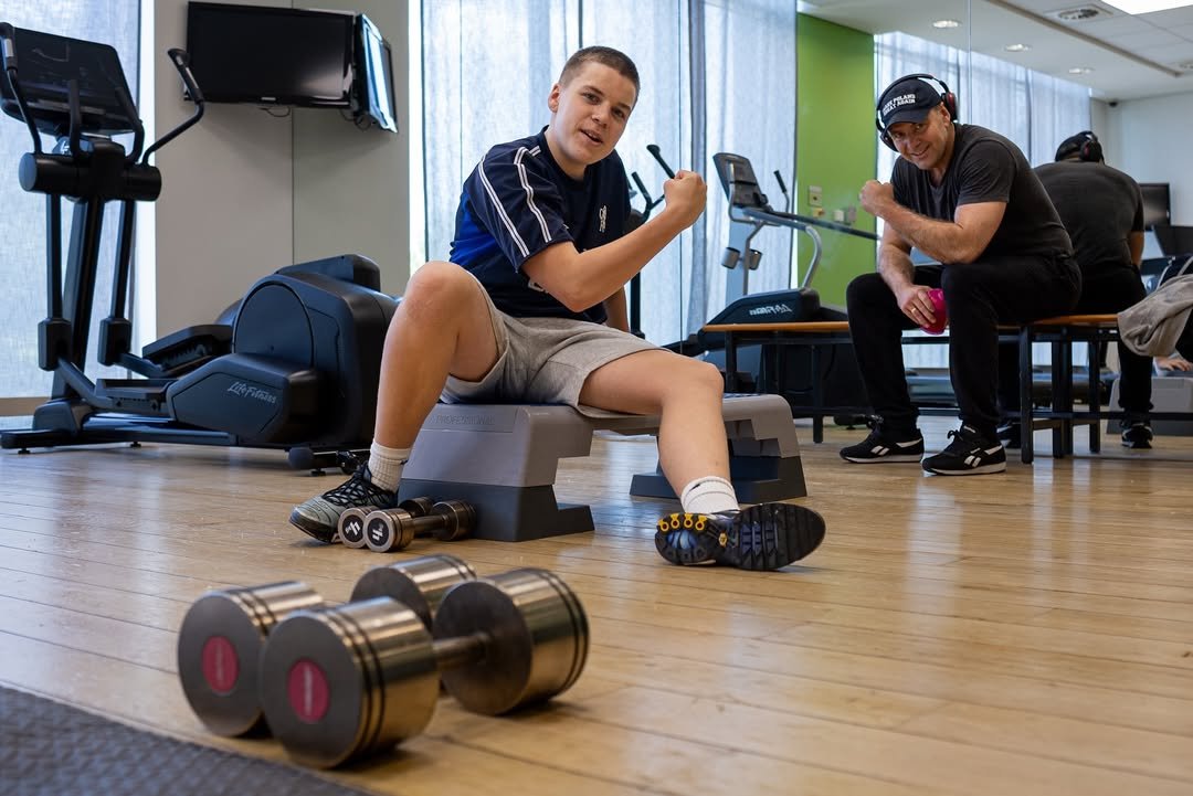 Karol Nawrocki z synem Antonim trenują na siłowni