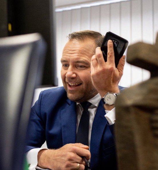 Karol Nawrocki rozmawia przez telefon