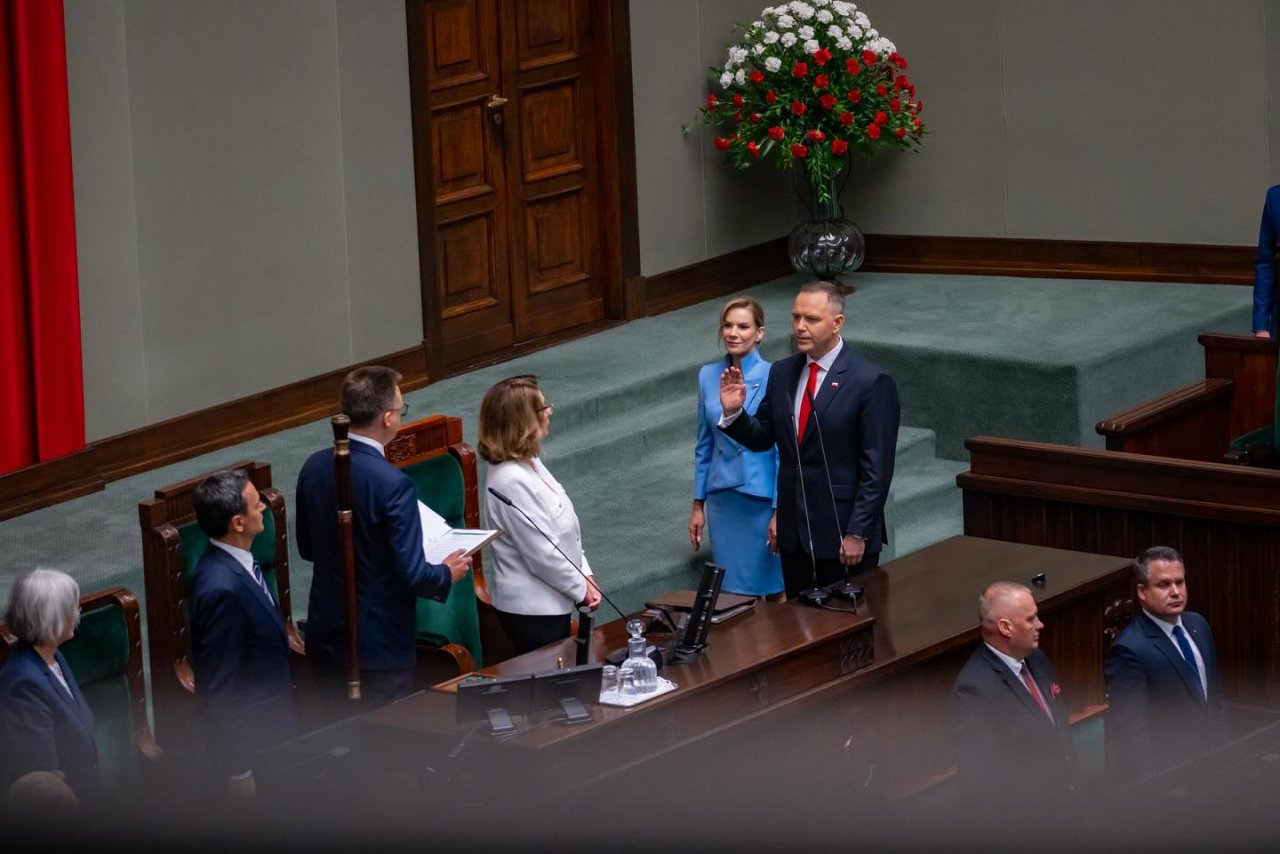 Marta Nawrocka, niebieska garsonka