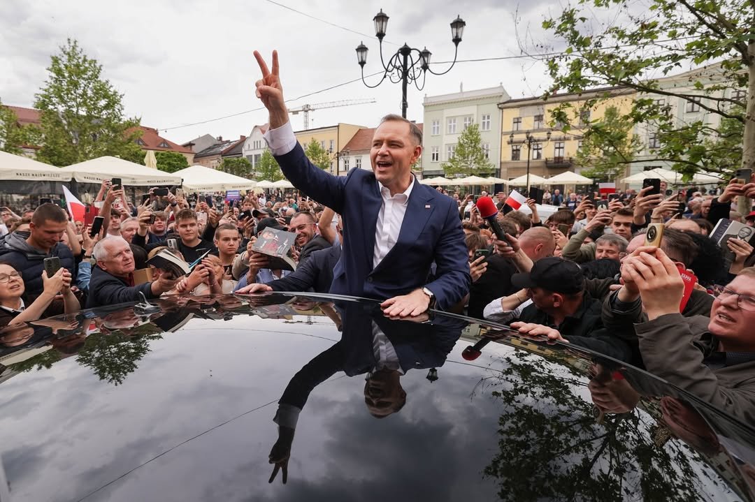 Karol Nawrocki wystaje z samochodu