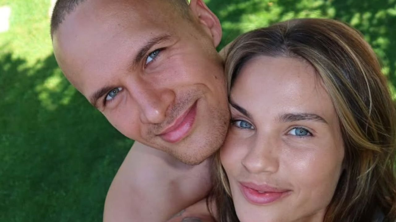 zbliżenie na twarze karoliny gilon i jej chłopaka