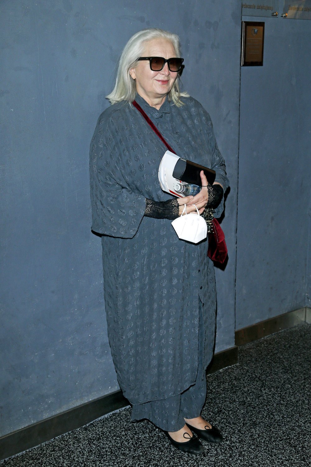 Magda Umer w szarej sukience