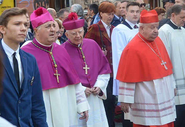 Marek Jędraszewski i Stanisław Dziwisz w czasie procesji