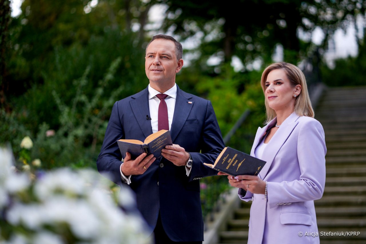 Marta Nawrocka i Karol Nawrocki z książkami