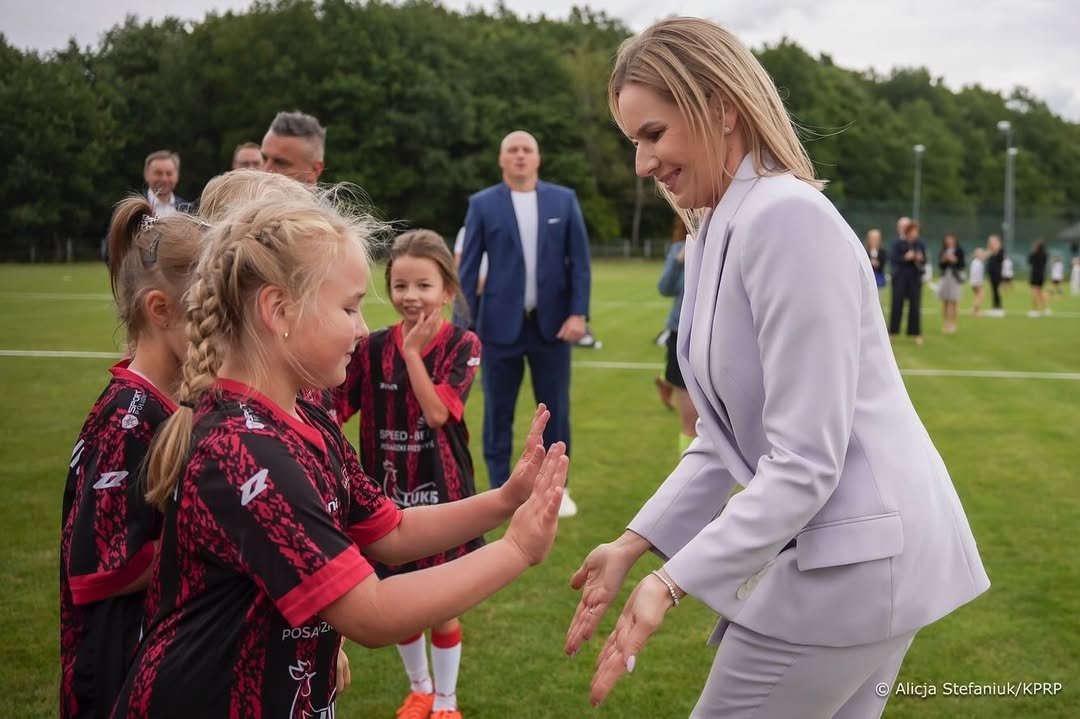 Marta Nawrocka w liliowym garniturze