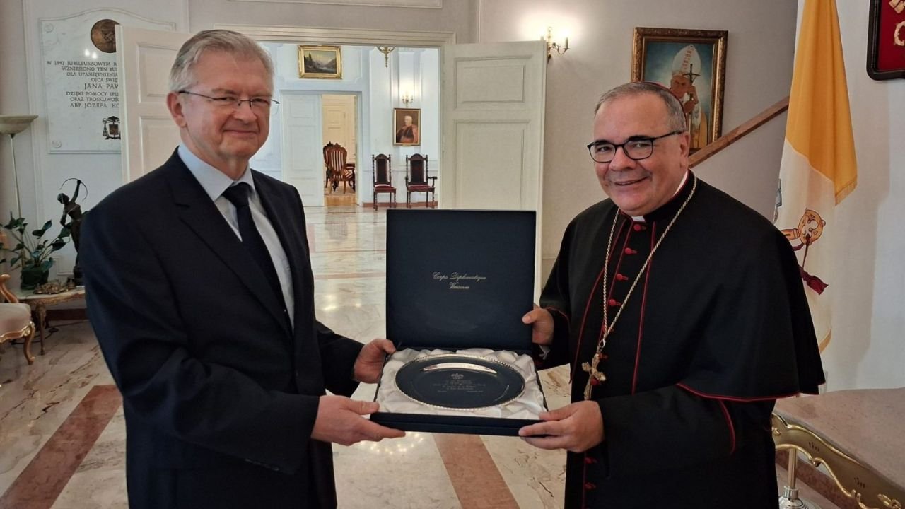 To nie żart. Kościół z honorami pożegnał twarz Putina w Polsce – były uśmiechy i prezenty